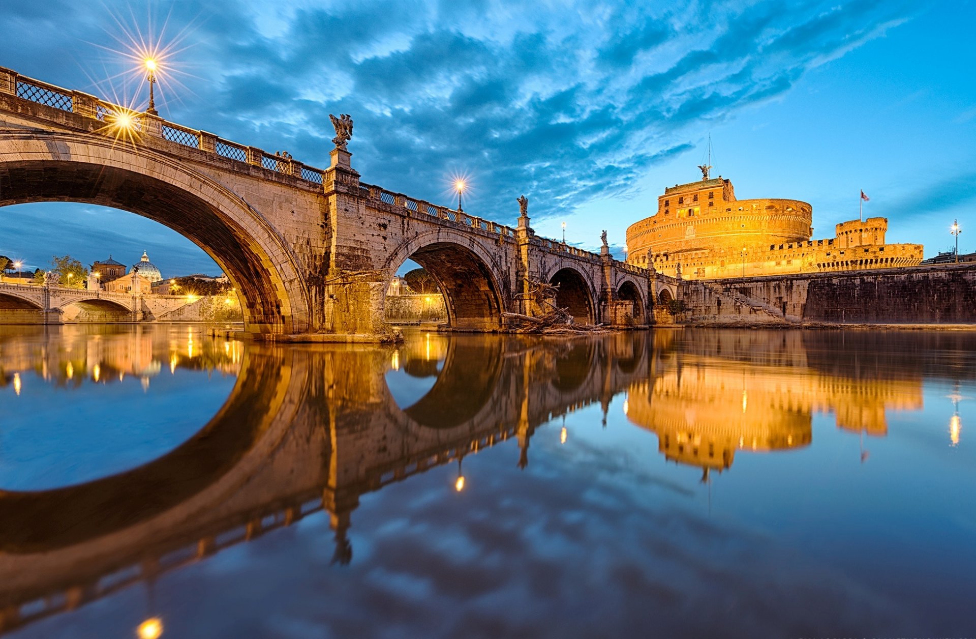 rzym włochy watykan most świętego anioła ponte sant angelo most świętego anioła miasto wieczór oświetlenie rzeka woda odbicie niebo