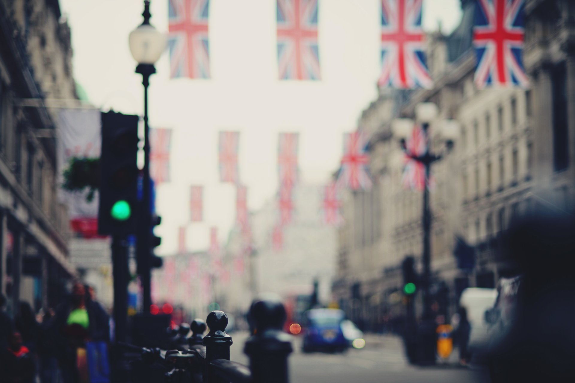 londra inghilterra regno unito città strada auto strada persone bandiere bokeh sfocatura