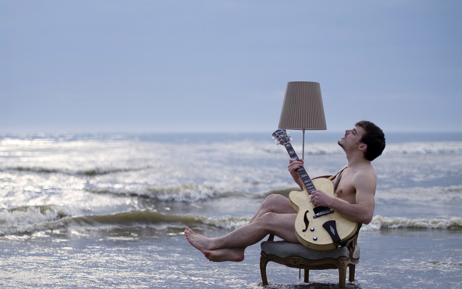 silla lámpara de pie resaca orilla música situación guitarra mar estado de ánimo