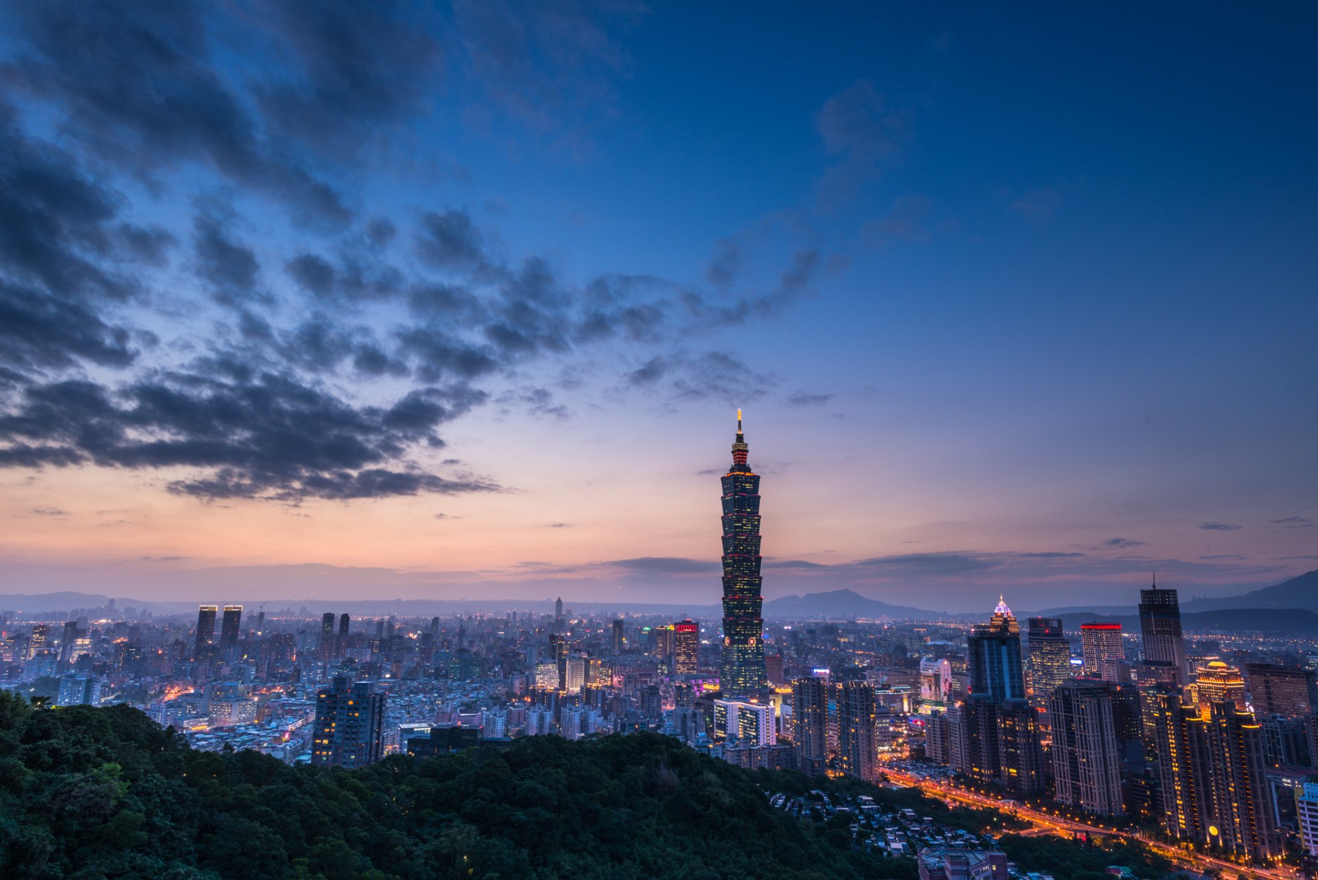 république populaire de chine taiwan taipei ville soirée crépuscule collines bleu ciel nuages coucher de soleil tour bâtiments maisons lumières éclairage vue hauteur panorama