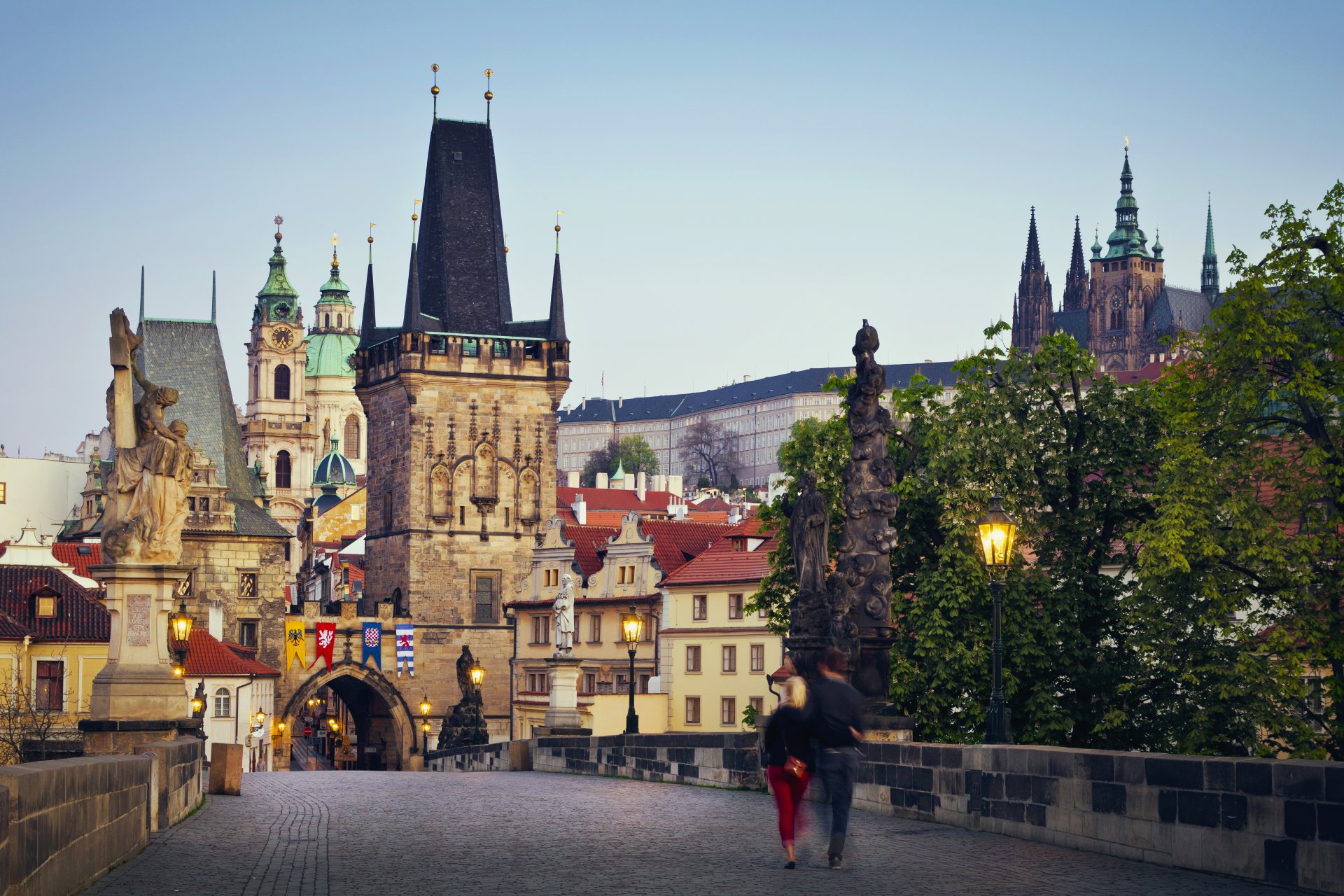 praga puente de carlos república checa república checa karlův most česko česká republika ciudad arquitectura noche linternas iluminación puente adoquines esculturas personas pareja árboles