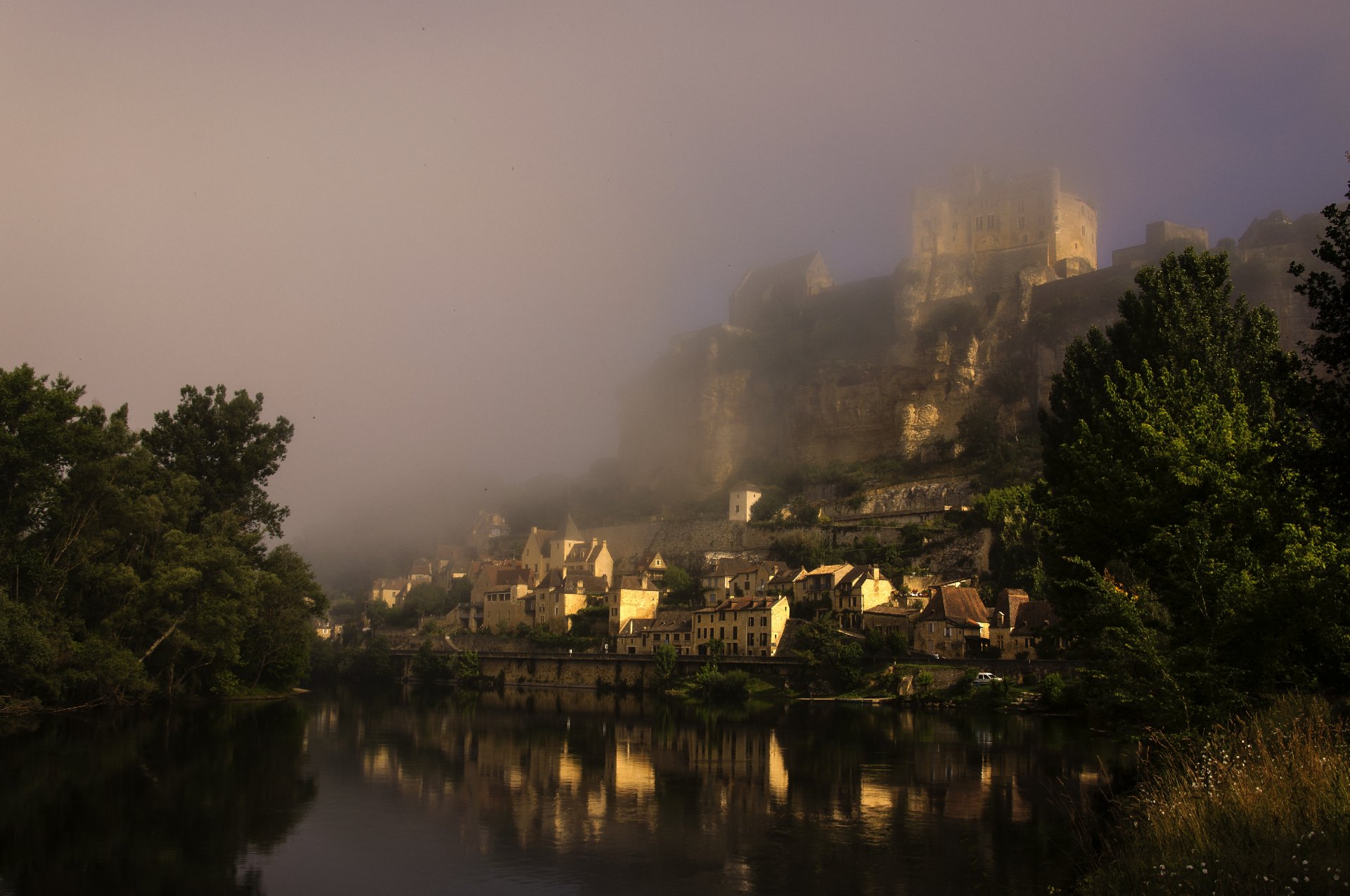 francia castello medievale castello di beynac fiume dordogna mattina nebbia