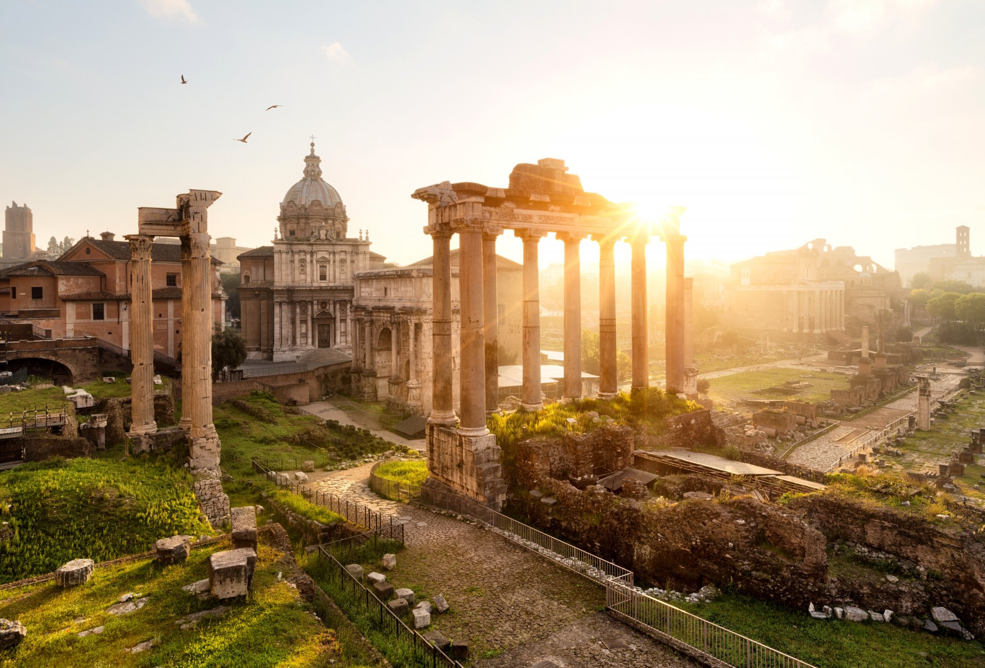 rzym włochy forum romanum templum saturna arco di settimio north plac kolumny łuk świątynia poranek słońce świt miasto architektura zabytki