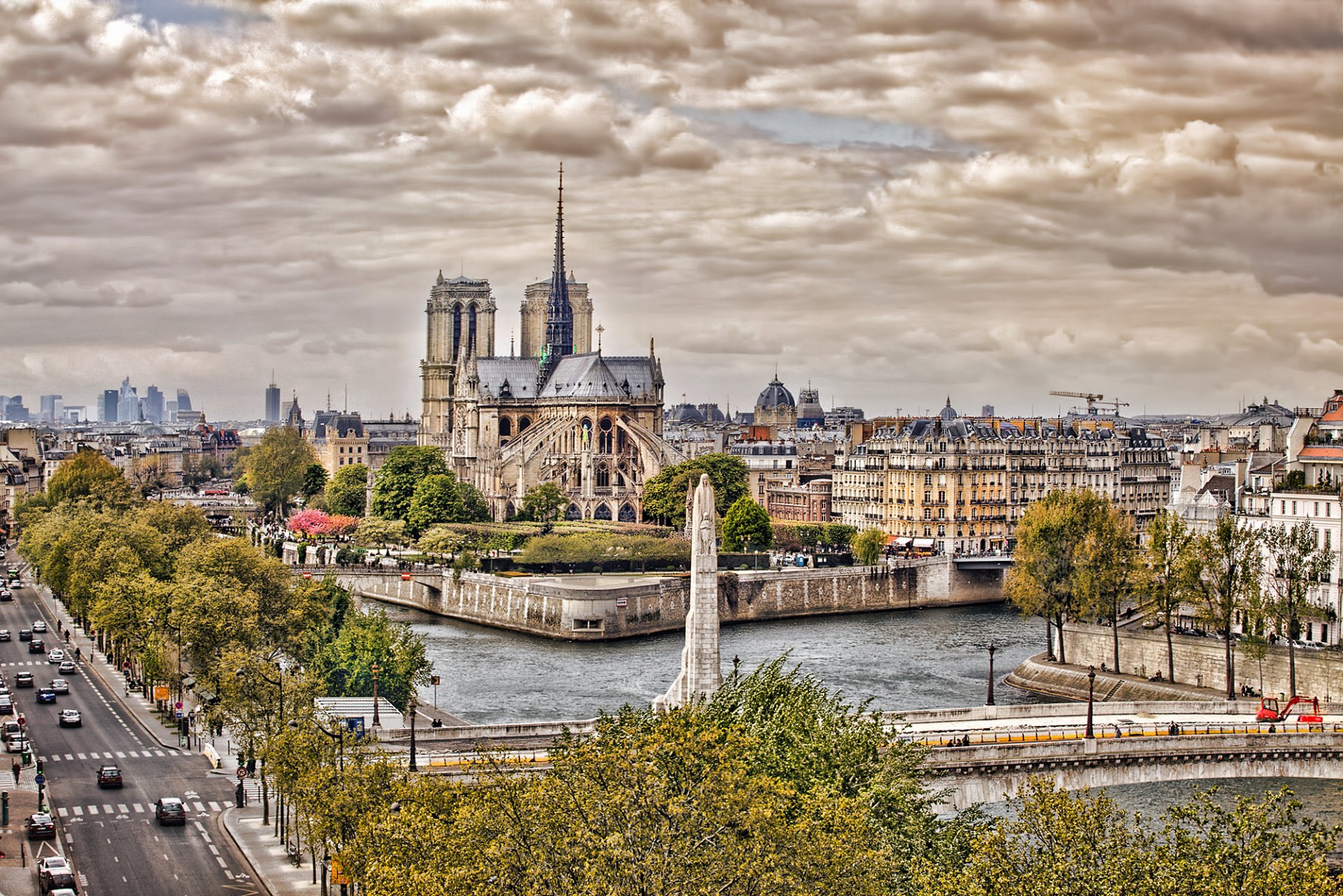 notre dame de paris notre dame de paris notre dame de paris notre dame de paris paryż francja miasto droga samochody most rzeka sekwana niebo chmury