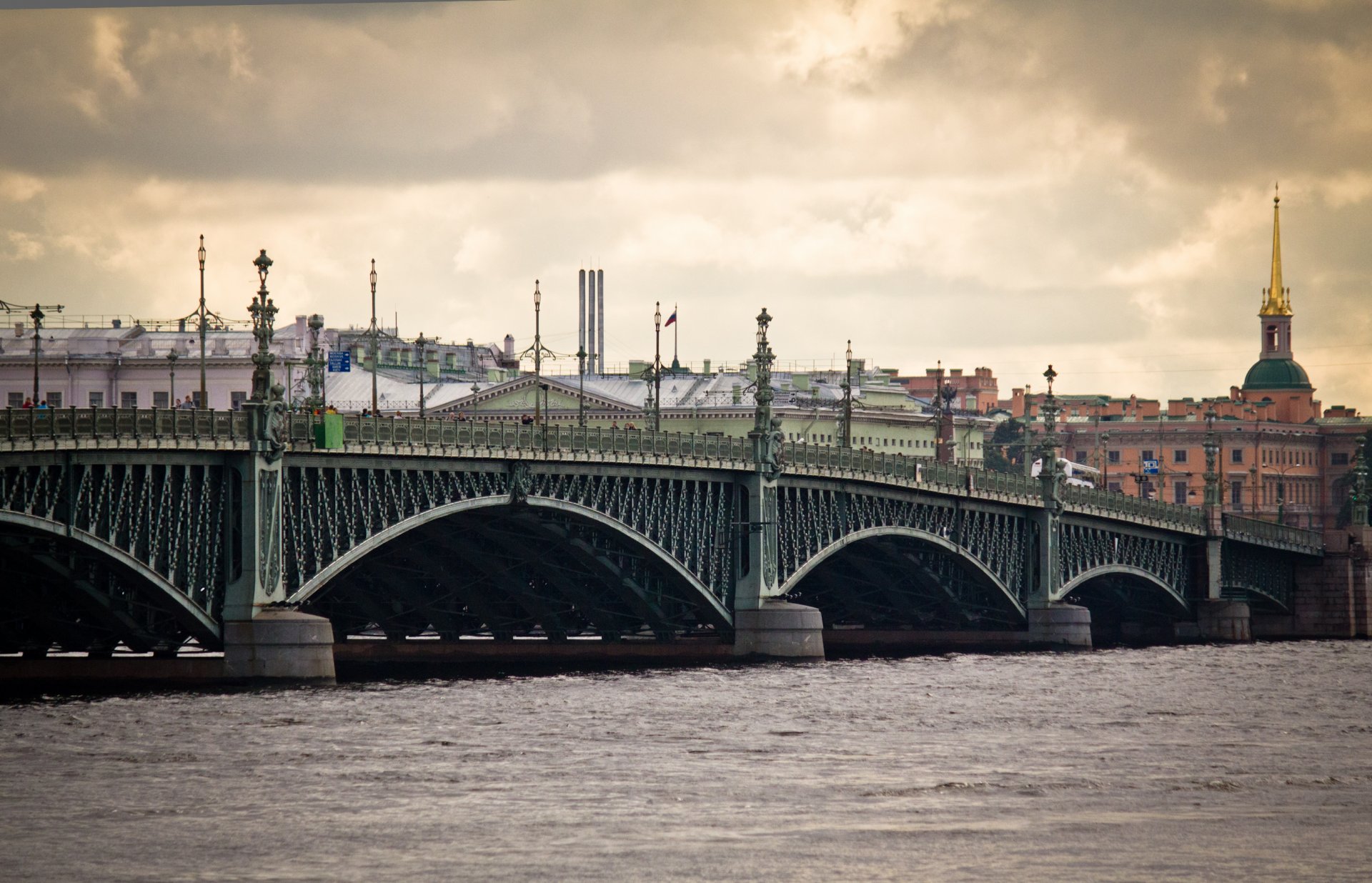 san petersburgo peter rusia terraplén río puente