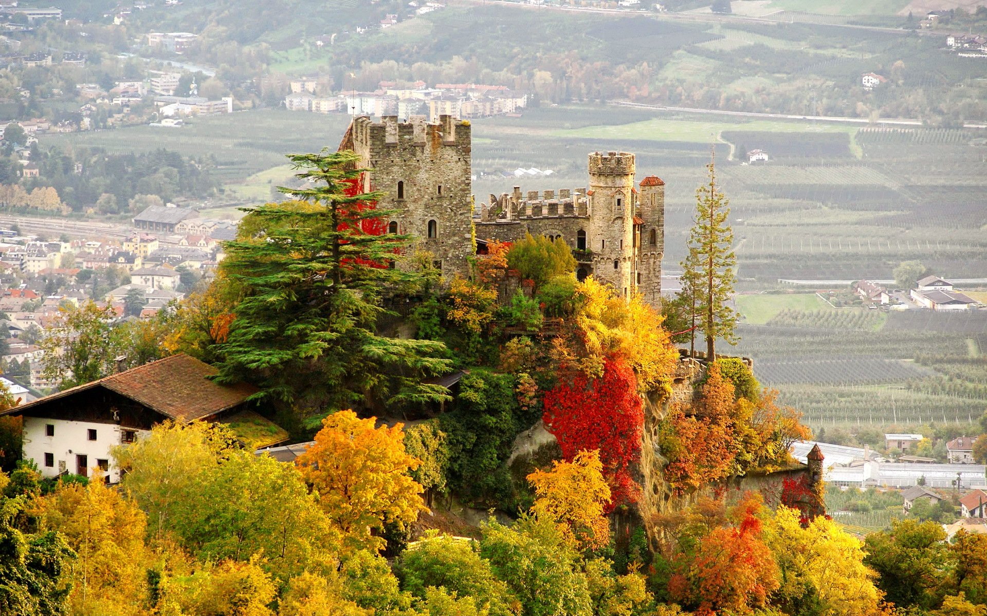 castillo italia brunnenburg ciudad otoño árboles foto