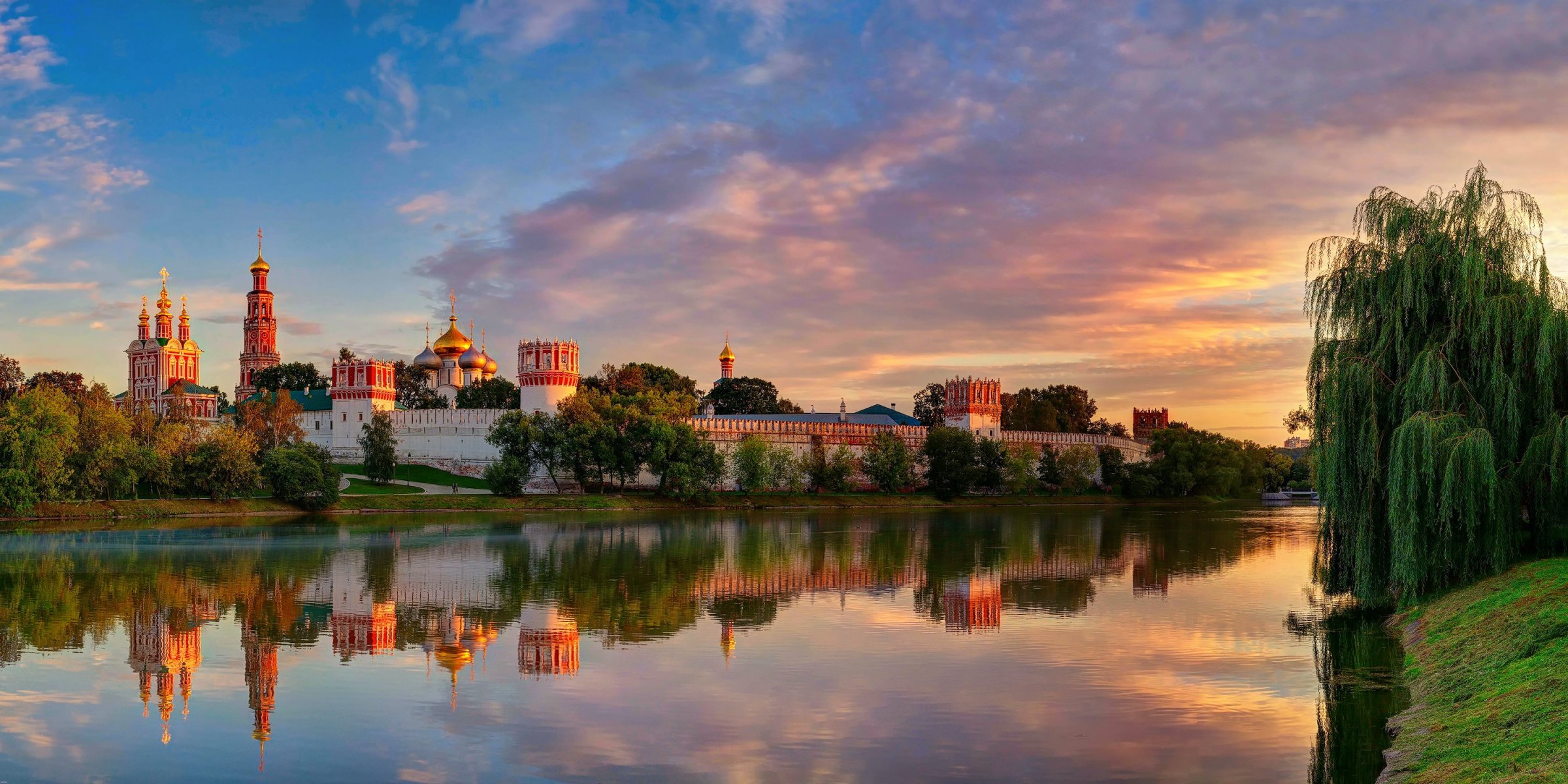 town moscow our lady of smolensk novodevichy convent summer august sky clouds light reflection