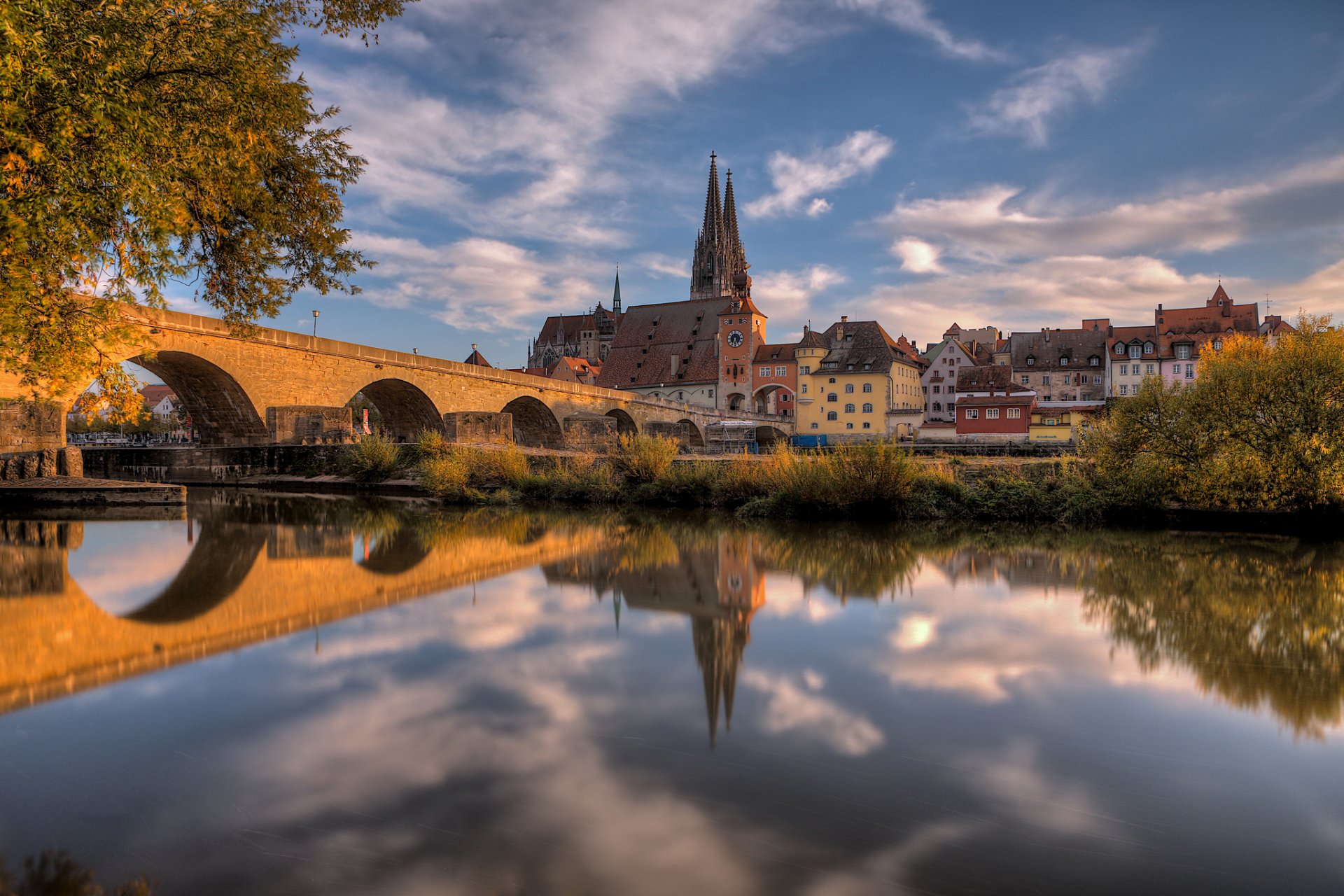 deutschland bayern regensburg kathedrale häuser herbst oktober himmel bäume fluss brücke reflexionen hdr