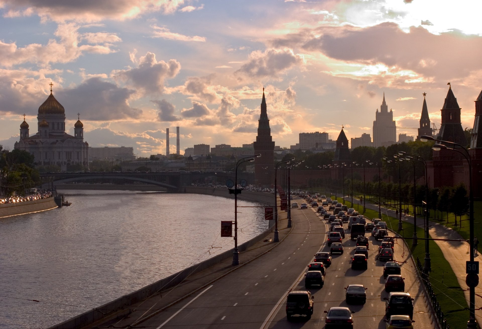 città mosca russia capitale argine fiume cremlino tempio sera cielo nuvole tramonto strada automobili edifici lanterne