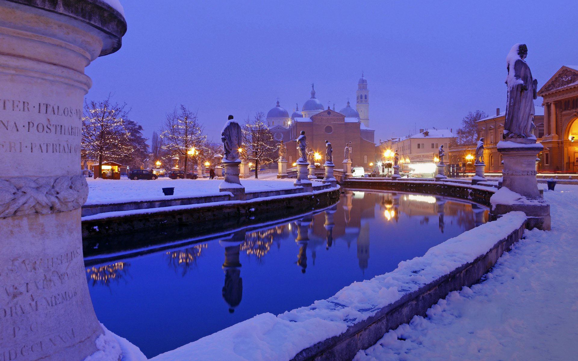 invierno nieve canal agua escultura catedral casas cielo noche luces arquitectura