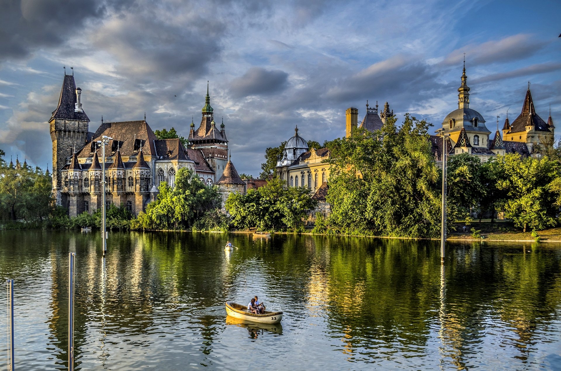 budapest hongrie magyarország vaidahunyad château arbres nature parc lac bateau personnes