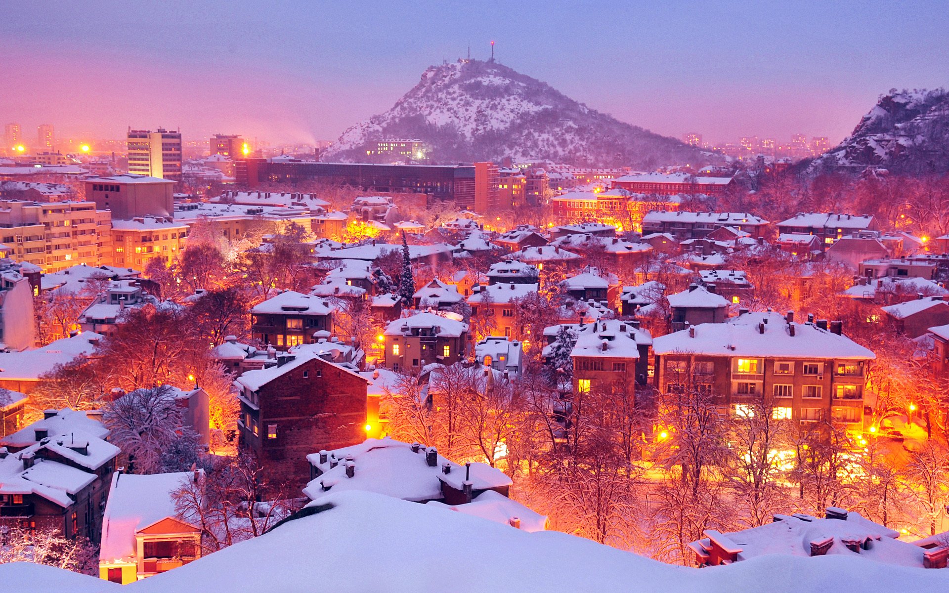 plovdiv bulgaria città lanterne inverno inverno luci luce neve montagna case alberi