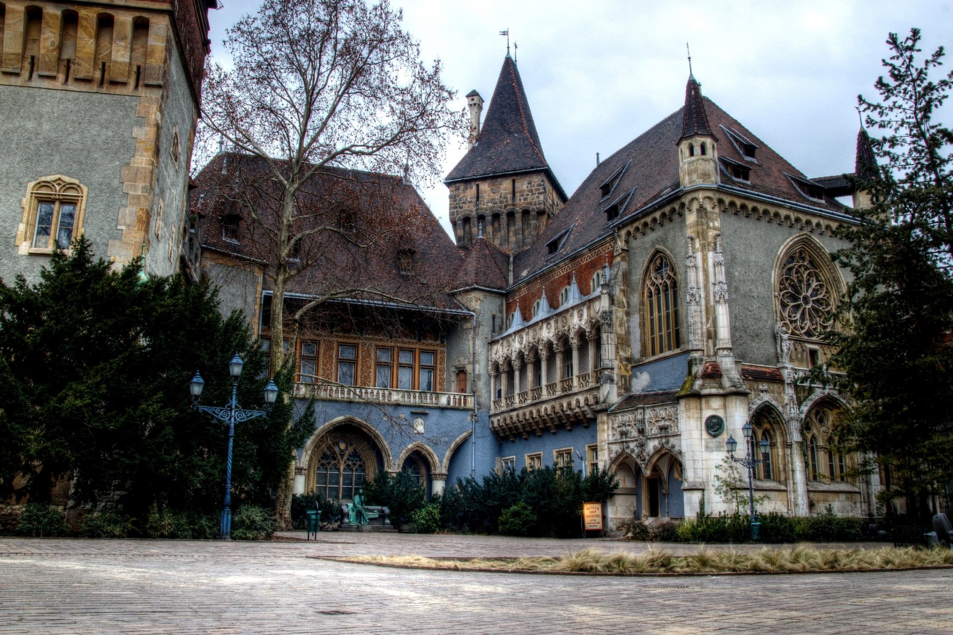 budapest ville hongrie magyarország château vaidahunyad parc városliget varosliget arbres nature banc lanternes