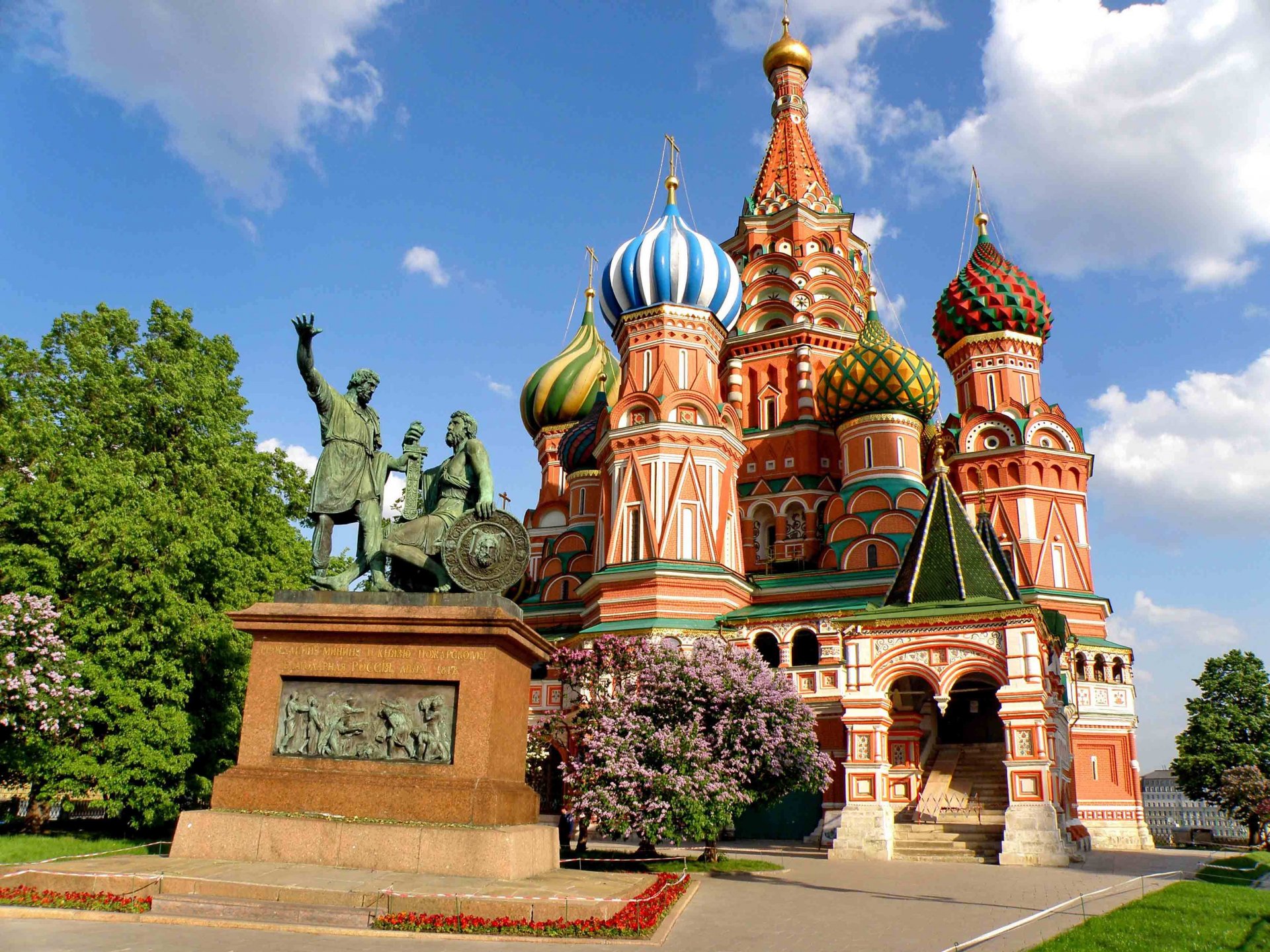 moscou cathédrale saint-basile cathédrale de l intercession monument à minin et pojarski place rouge point de repère architecture chef-d œuvre russe été kremlin verdure pelouse arbres nuages ciel russie temple dômes beauté rus