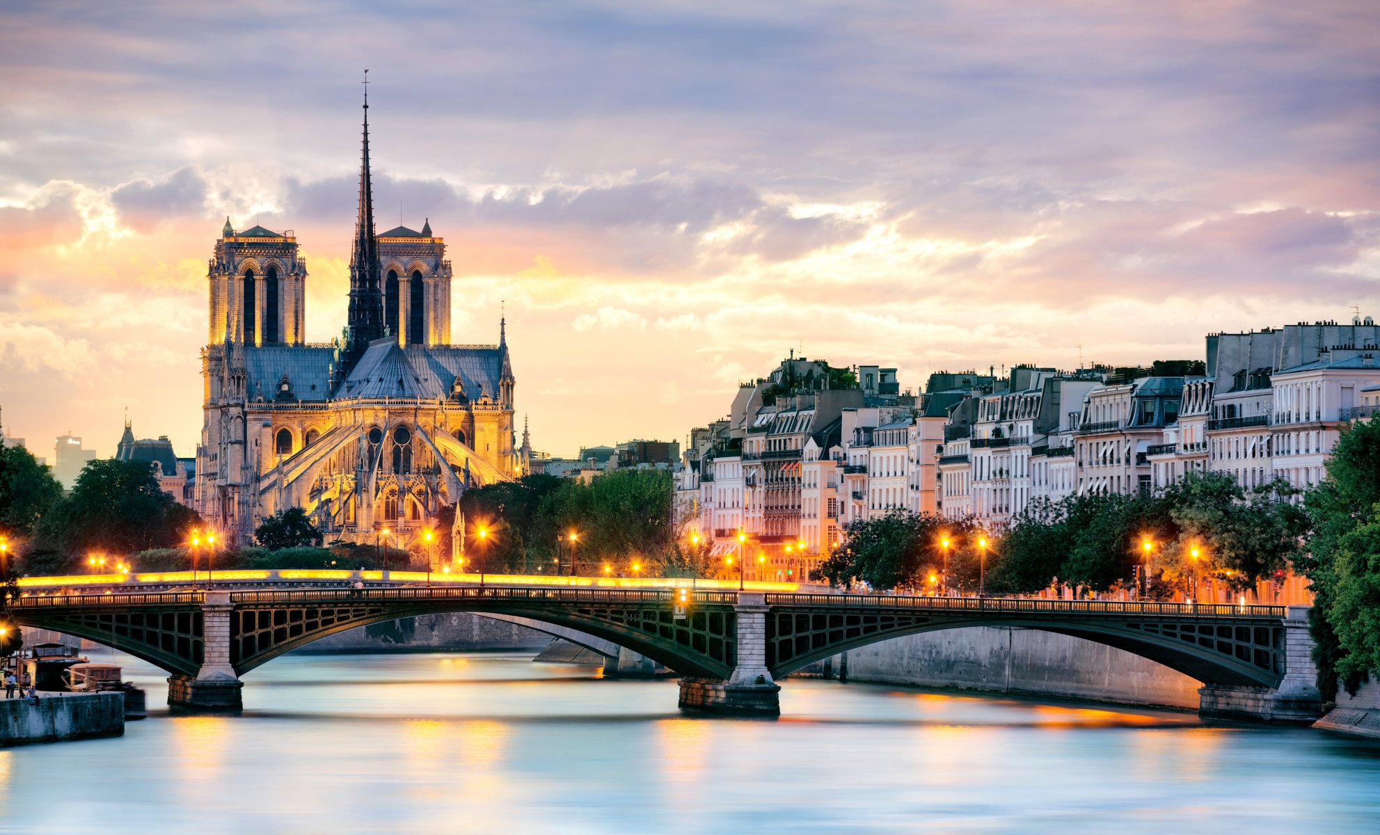 paryż francja miasto notre-dame de paris notre-dame de paris notre-dame de paris notre-dame de paris most oświetlenie latarnie rzeka sekwana domy budynki dachy drzewa wieczór