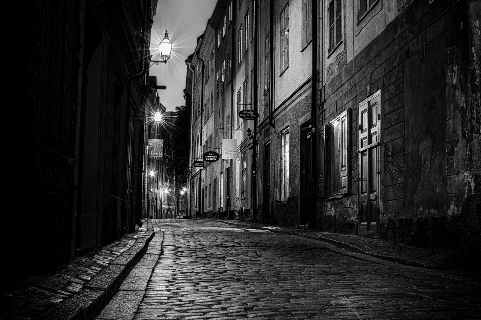 suède ville nuit rue pavés route magasins bâtiments maisons portes fenêtres lanternes noir et blanc