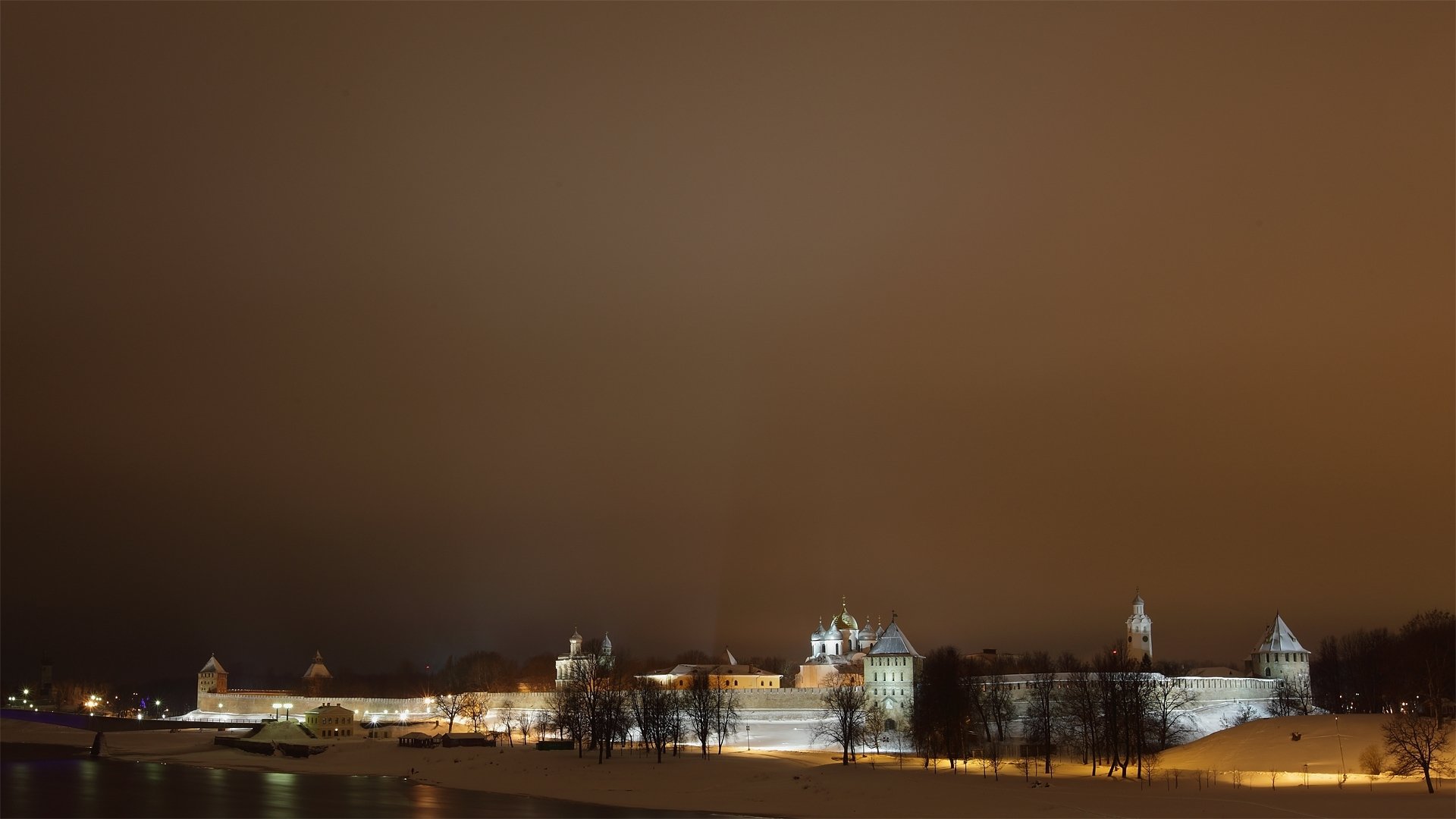 nowgorod der kreml von nowgorod stadt fluss wolchow türme kreml turm kuppeln wand winter himmel schnee nacht