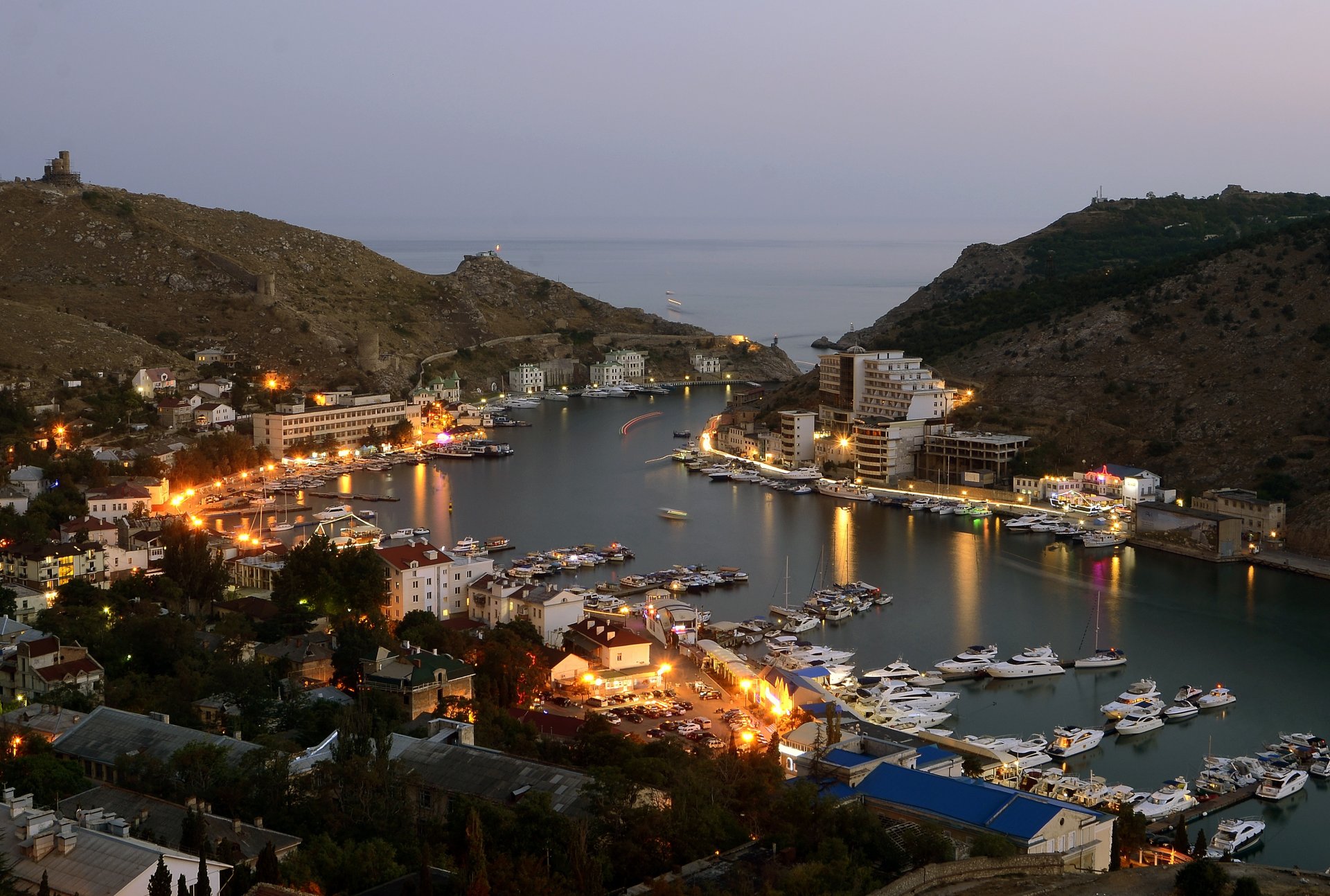 ucrania crimea pasamontañas linternas crepúsculo edificios casas luces ciudad mar noche barcos