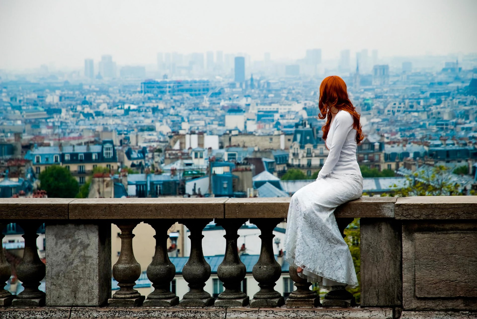 parigi vista ragazza dai capelli rossi abito