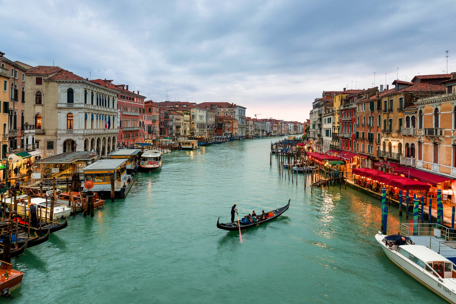 italia venecia canal grande gran canal ciudad cielo nubes mar góndolas personas barcos casas edificios