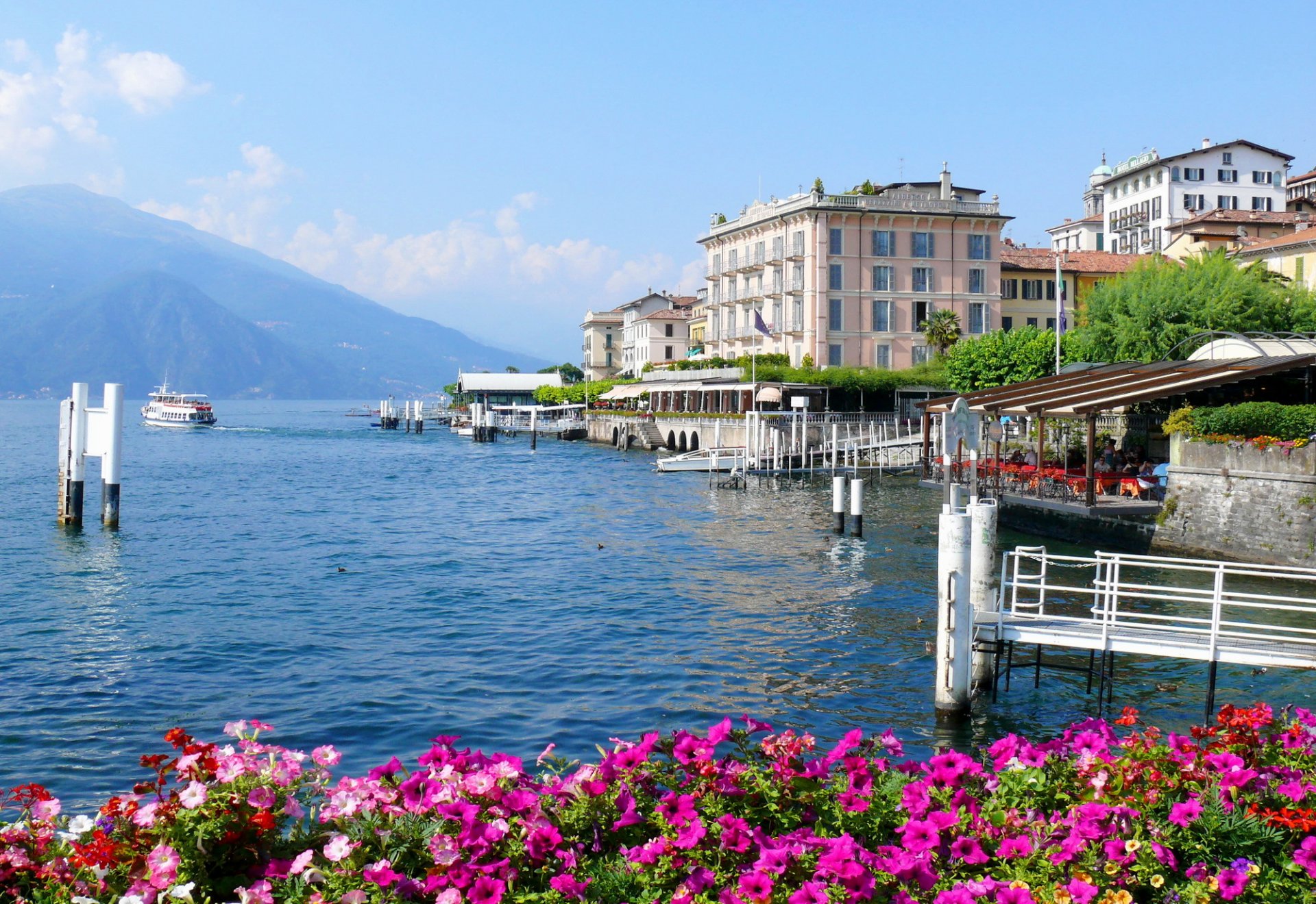 italien lombardei bellagio stadt häuser berge comer see blumen schiff foto