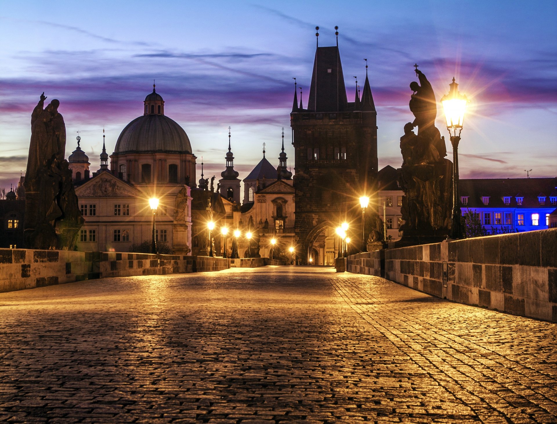 praga república checa česká republika karlův most puente de carlos ciudad arquitectura edificios esculturas puente adoquines luces linternas iluminación mañana amanecer