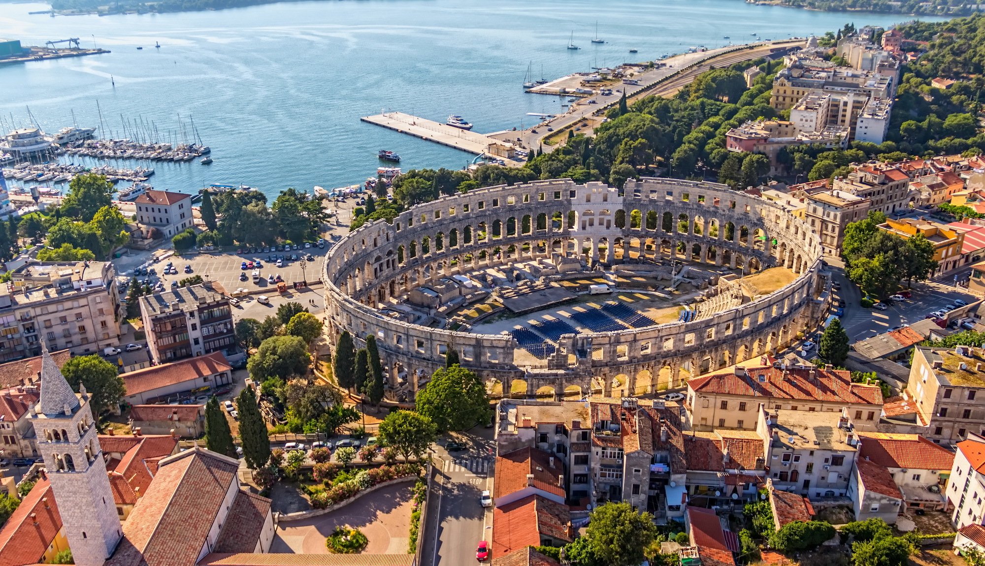 croatie maisons architecture arbres rues routes promenade quai yachts