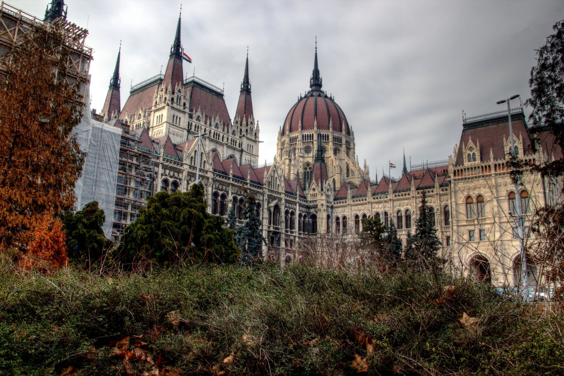 budapest stadt ungarn magyarország parlament gebäude architektur natur park bewölkt herbst