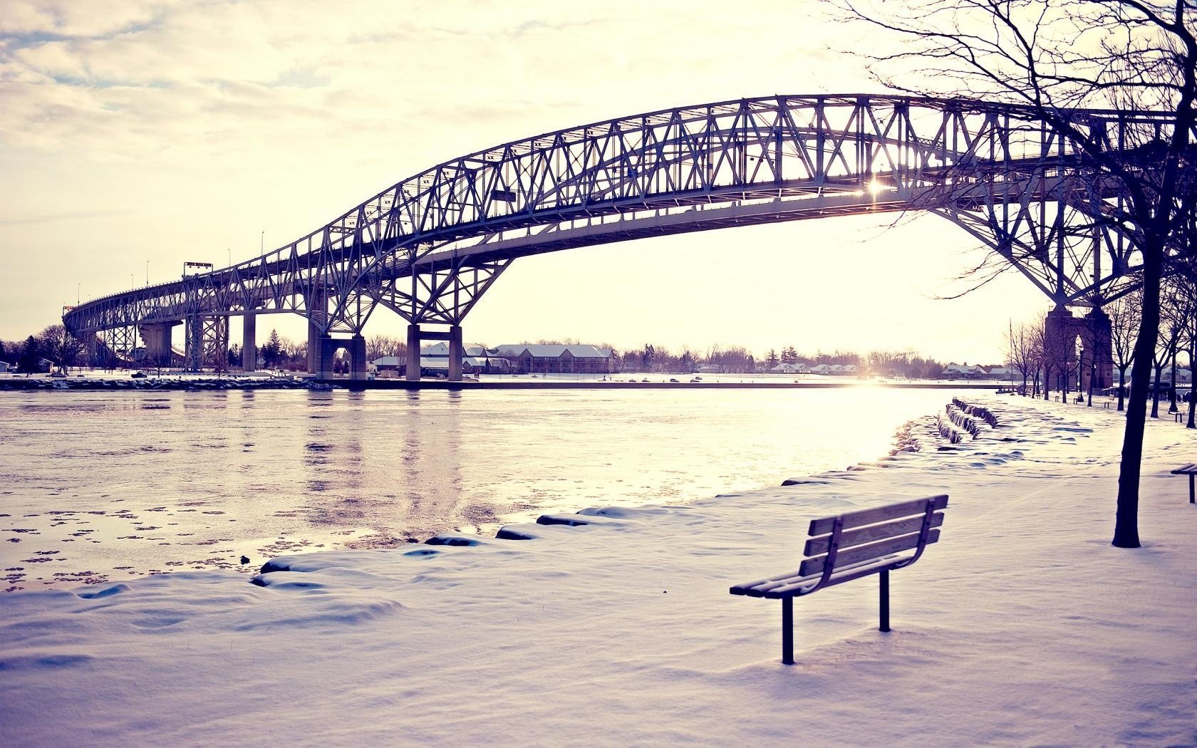 invierno nieve puente río banco