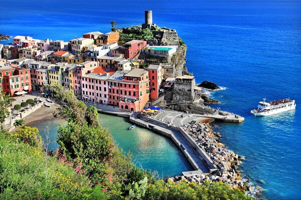 Ciudad a orillas del mar de Liguria en Italia