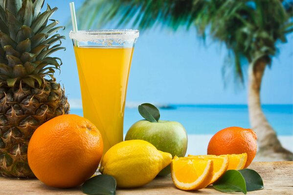 Spiaggia tropicale con cocktail e frutta succosa