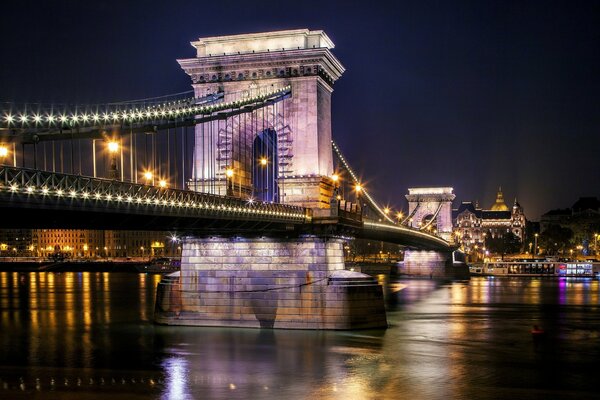 Pont de nuit rougeoyant sur la rivière