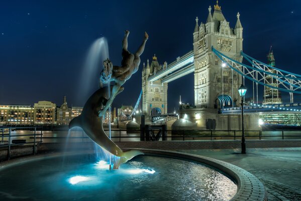 Bella fontana con luci sullo sfondo del Tower Bridge