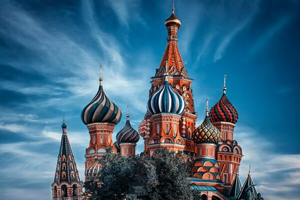 Moscou, Russie, temple de Basile le bienheureux sur fond de ciel bleu