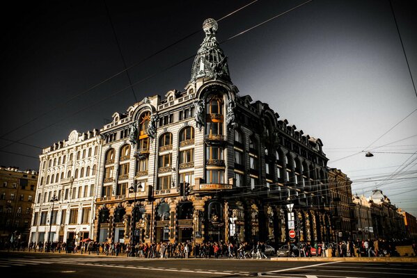 A building in St. Petersburg and a crowd of people