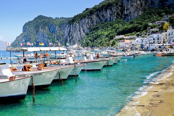 Barche sul molo del mare vicino alle rocce