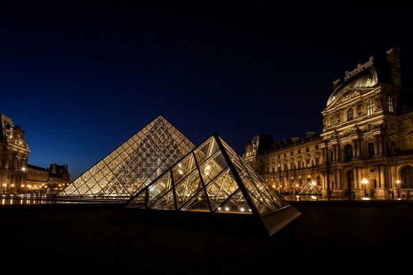 Nicht zu vergessen der Louvre in Paris