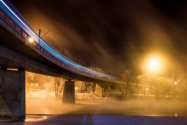 Puente de la ciudad sobre el río brumoso