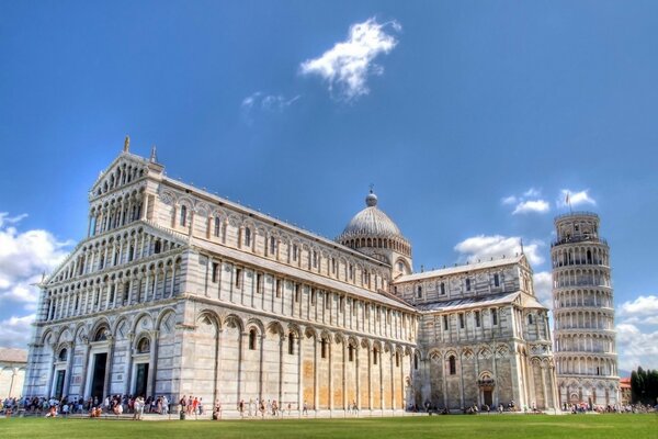 Cathédrale en Italie par jour clair photo ci-dessous