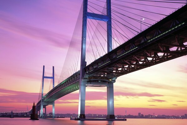 Красивый закат и мост в Японском городе