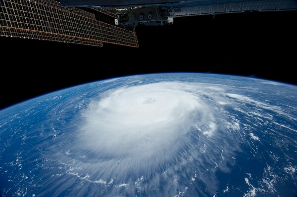 Foto eines Zyklons, der sich der Erde nähert