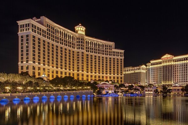 Luksusowe hotele w Vegas-wieczorna estetyka