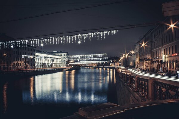 Ein Spaziergang durch die Straßen von St. Petersburg am Fluss