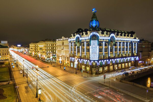 Noche brillante Nevsky Prospekt