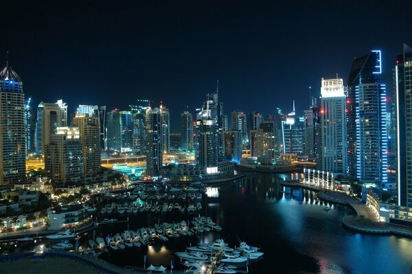 Rascacielos nocturnos. Ciudad de noche. Emiratos Árabes Unidos por la noche