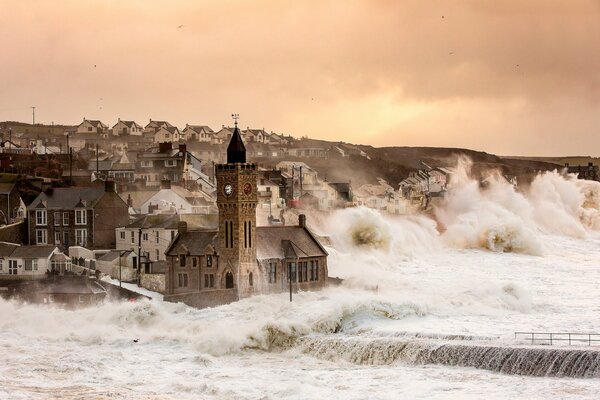 Un pueblo a la orilla del mar durante una tormenta