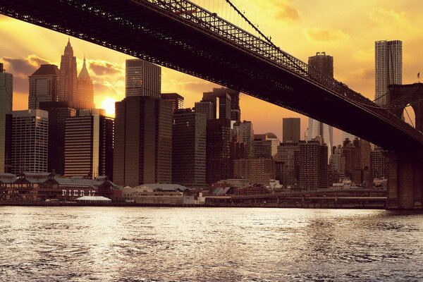 Ponte di Brooklyn a New York. Sole al tramonto