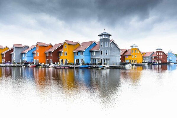 Eine Stadt auf dem Wasser. Reflexion des Himmels