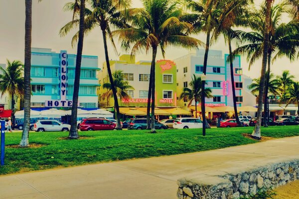 Eine helle Straße in Miami mit Hotels