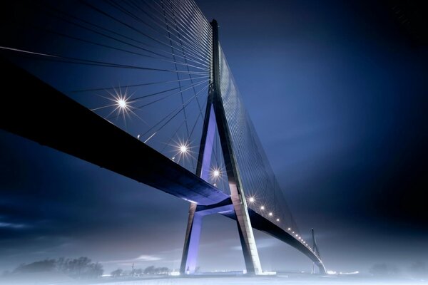 Nachtlichter der Brücke im Nebel